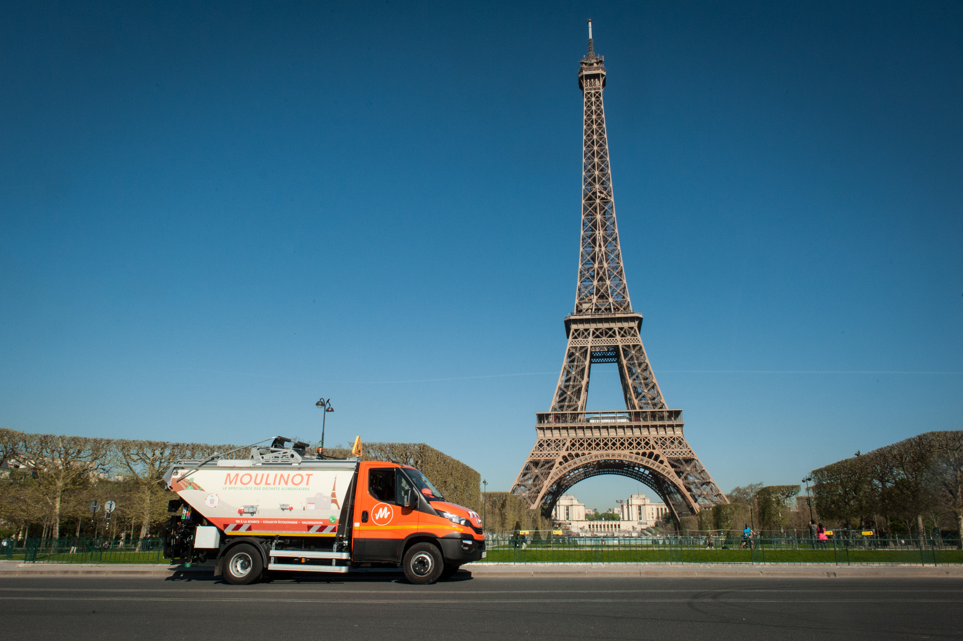 Camion Moulinot dans les rues de Paris.