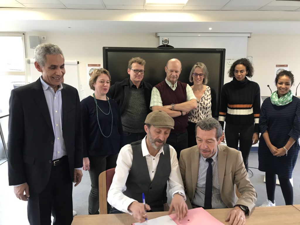 Stephan Martinez et Georges de Noni, entourés des équipes de l'IRD / UPC.