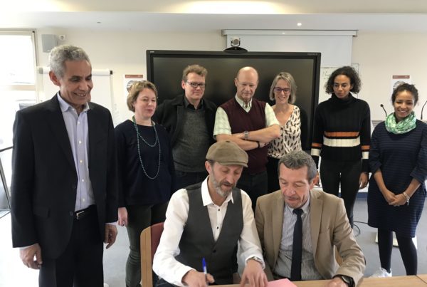 Stephan Martinez et Georges de Noni, entourés des équipes de l'IRD / UPC.