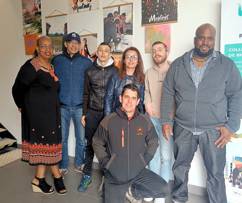 L'équipe de Moulinot Formation : Christiana, Djilali, Julien, Hélène, Geoffrey, David et accroupi, Vincent.