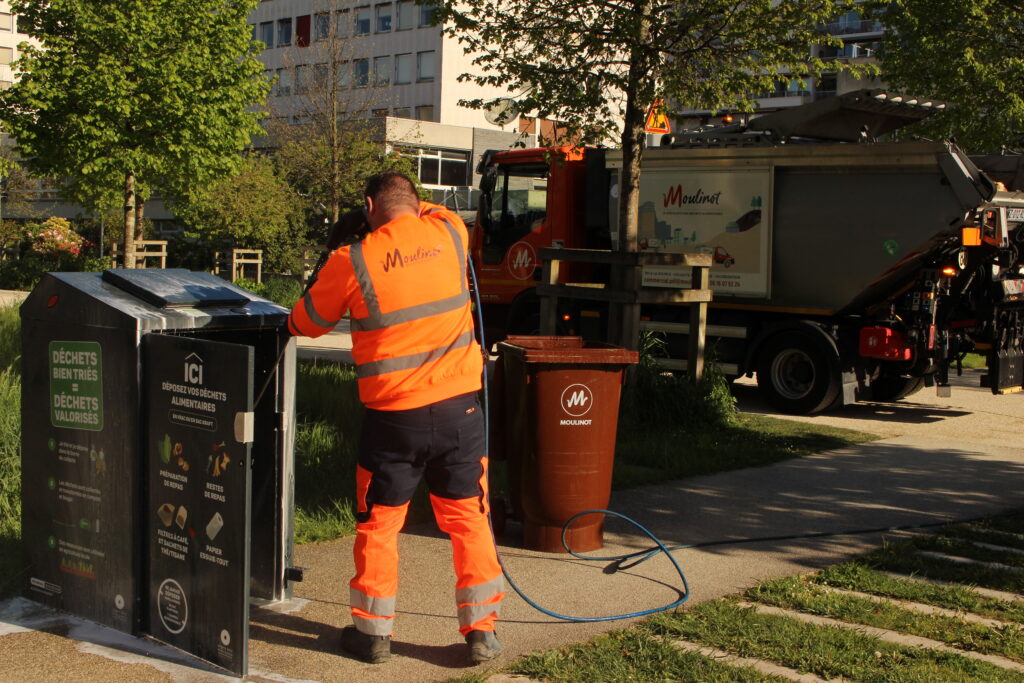 Lavage des bacs de collecte